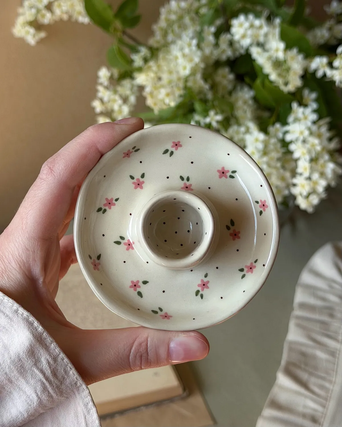 Подсвечник с розовыми цветами