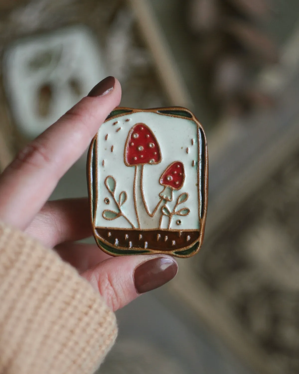 Брошь с мухоморами
